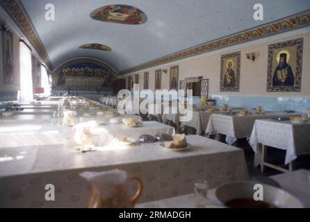 Kloster Vladimiresti, Kreis Galati, Rumänien, 1999. Im Refectory zum Mittagessen. Stockfoto