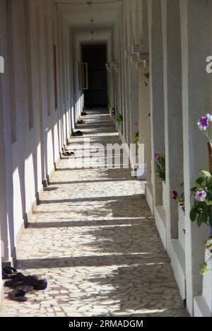 Galati County, Rumänien, 1999. Flur vor den Klosterzellen des Klosters Vladimiresti. Stockfoto