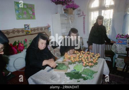 Galati County, Rumänien, 1999. Nonnen, die künstliche Blumen im Kloster Vladimiresti herstellen. Stockfoto