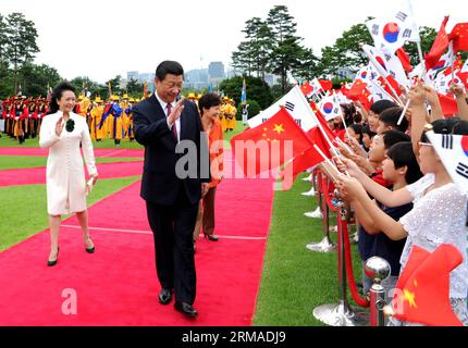 (140703) -- SEOUL, 3. Juli 2014 (Xinhua) -- der südkoreanische Präsident Park Geun-hye (3. L) hält eine Begrüßungszeremonie für den chinesischen Präsidenten Xi Jinping (2. L) im Präsidentenbüro Cheong Wa Dae vor ihren Gesprächen in Seoul, Südkorea, 3. Juli 2014 ab. (Xinhua/Rao Aimin) (hdt) SÜDKOREA-SEOUL-CHINA-XI JINPING-PARK GEUN-HYE-WELCOME CEREMONY PUBLICATIONxNOTxINxCHN Seoul 3. Juli 2014 XINHUA südkoreanischer Präsident Park Geun Hye 3. l hält eine Begrüßungszeremonie für den chinesischen Präsidenten XI Jinping 2. l IM Präsidentenbüro Cheong Wa Dae vor ihren Gesprächen in Seoul Südkorea AM 3. Juli 2014 XINHUA ab Stockfoto