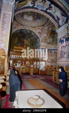Galati County, Rumänien, 1999. Das Innere der christlich-orthodoxen Kirche im Kloster Vladimiresti. Stockfoto