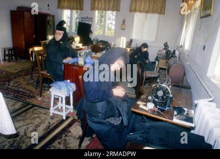 Galati County, Rumänien, 1999. Nonnen, die in der Nähwerkstatt des Klosters Vladimiresti arbeiten. Stockfoto