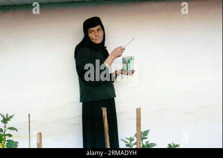 Galati County, Rumänien, 1999. Nonne malte eine Mauer im Kloster Vladimiresti. Stockfoto