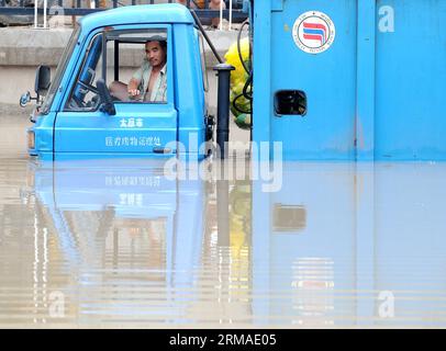 (140704) -- TAIYUAN, 4. Juli 2014 (Xinhua) -- Ein LKW wird auf einer überfluteten Straße in Taiyuan, der Hauptstadt der nordchinesischen Provinz Shanxi, am 4. Juli 2014 gefangen gehalten. Am Freitag überfluteten Regenfälle die Straßen und verursachten Verkehrsunterbrechungen. (Xinhua/Yan Yan) (mp) CHINA-SHANXI-TAIYUAN-RAININSTORM-FLOODS (CN) PUBLICATIONxNOTxINxCHN Taiyuan 4. Juli 2014 XINHUA ein Lkw WIRD AUF einer überfluteten Straße in der Hauptstadt Taiyuans der nordchinesischen Provinz S Shanxi gefangen 4. Juli 2014 Regenfälle trafen die Stadt AM Freitag, überschwemmten Straßen und verursachten Verkehrsunterbrechungen XINHUAN-Yinstram China Shinstram Stockfoto