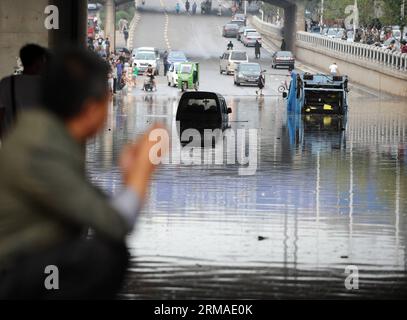 (140704) -- TAIYUAN, July 4, 2014 (Xinhua) -- Vehicles are trapped on a flooded street in Taiyuan, capital of north China s Shanxi Province, July 4, 2014. Rainstorms hit the city on Friday, flooding streets and causing traffic interruptions. (Xinhua/Yan Yan) (mp) CHINA-SHANXI-TAIYUAN-RAINSTORM-FLOODS (CN) PUBLICATIONxNOTxINxCHN   Taiyuan July 4 2014 XINHUA VEHICLES are Trapped ON a flooded Street in Taiyuan Capital of North China S Shanxi Province July 4 2014 Rainstorm Hit The City ON Friday flooding Streets and causing Traffic interruptions XINHUA Yan Yan MP China Shanxi Taiyuan Rainstorm flo Stockfoto