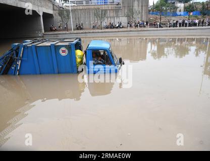 (140704) -- TAIYUAN, 4. Juli 2014 (Xinhua) -- Ein LKW wird auf einer überfluteten Straße in Taiyuan, der Hauptstadt der nordchinesischen Provinz Shanxi, am 4. Juli 2014 gefangen gehalten. Am Freitag überfluteten Regenfälle die Straßen und verursachten Verkehrsunterbrechungen. (Xinhua/Yan Yan) (mp) CHINA-SHANXI-TAIYUAN-RAININSTORM-FLOODS (CN) PUBLICATIONxNOTxINxCHN Taiyuan 4. Juli 2014 XINHUA ein Lkw WIRD AUF einer überfluteten Straße in der Hauptstadt Taiyuans der nordchinesischen Provinz S Shanxi gefangen 4. Juli 2014 Regenfälle trafen die Stadt AM Freitag, überschwemmten Straßen und verursachten Verkehrsunterbrechungen XINHUAN-Yinstram China Shinstram Stockfoto