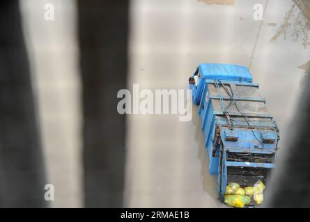 (140704) -- TAIYUAN, 4. Juli 2014 (Xinhua) -- Ein LKW wird auf einer überfluteten Straße in Taiyuan, der Hauptstadt der nordchinesischen Provinz Shanxi, am 4. Juli 2014 gefangen gehalten. Am Freitag überfluteten Regenfälle die Straßen und verursachten Verkehrsunterbrechungen. (Xinhua/Yan Yan) (mp) CHINA-SHANXI-TAIYUAN-RAININSTORM-FLOODS (CN) PUBLICATIONxNOTxINxCHN Taiyuan 4. Juli 2014 XINHUA ein Lkw WIRD AUF einer überfluteten Straße in der Hauptstadt Taiyuans der nordchinesischen Provinz S Shanxi gefangen 4. Juli 2014 Regenfälle trafen die Stadt AM Freitag, überschwemmten Straßen und verursachten Verkehrsunterbrechungen XINHUAN-Yinstram China Shinstram Stockfoto