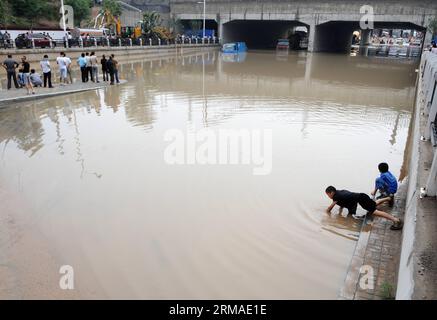 (140704) -- TAIYUAN, 4. Juli 2014 (Xinhua) -- Foto aufgenommen am 4. Juli 2014 zeigt eine überflutete Straße in Taiyuan, Hauptstadt der nordchinesischen Provinz Shanxi, 4. Juli 2014. Am Freitag überfluteten Regenfälle die Straßen und verursachten Verkehrsunterbrechungen. (Xinhua/Yan Yan) (mp) CHINA-SHANXI-TAIYUAN-RAININSTORM-FLOODS (CN) PUBLICATIONxNOTxINxCHN Taiyuan 4. Juli 2014 XINHUA Foto aufgenommen AM 4. Juli 2014 zeigt eine überflutete Straße in der Hauptstadt Taiyuans der nordchinesischen Provinz S Shanxi AM 4. Juli 2014 Stockfoto