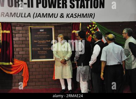 (140704) -- SRINAGAR, 4. Juli 2014 (Xinhua) -- Ein Handout-Foto, das von der von Indien kontrollierten Kashmir-Lokalregierung veröffentlicht wurde, zeigt, wie der indische Premierminister Narendra Modi (1. L) mit Ministern und Beamten in URI spricht, etwa 95 km nördlich von Srinagar, der Sommerhauptstadt des von Indien kontrollierten Kaschmirs, am 4. Juli 2014. Modi Friday kam in dem von Indien kontrollierten Kaschmir an, während eine komplette Schließung der muslimischen Mehrheitsgebiete einschließlich der Hauptstadt Srinagar stattfand. (Xinhua) KASHMIR-SRINAGAR-INDIA-PM-VISIT PUBLICATIONxNOTxINxCHN Srinagar 4. Juli 2014 XINHUA ein Handout Foto veröffentlicht von Indian Controlled Kashmir S Lo Stockfoto