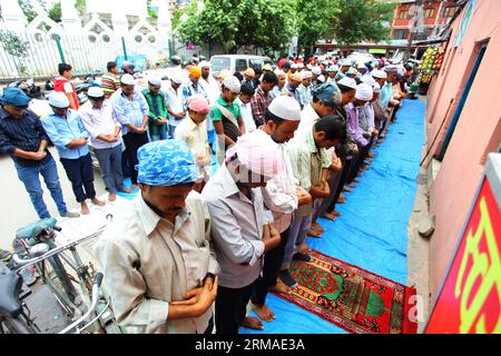 (140704) -- KATHMANDU, 4. Juli 2014 (Xinhua) -- muslimische Gläubige beten am ersten Freitag des heiligen Monats Ramadan vor einer lokalen Moschee in Kathmandu, Nepal, am 4. Juli 2014. Ramadan ist der islamische Monat, in dem Muslime während der Tageslichtstunden auf Essen, Trinken und andere körperliche Bedürfnisse verzichten. (Xinhua/Sunil Sharma) NEPAL-KATHMANDU-RAMADAN-GEBET PUBLICATIONxNOTxINxCHN KATHMANDU 4. Juli 2014 XINHUA muslimische Gläubige beten AM ersten Freitag des Heiligen Monats Ramadan vor einer lokalen Moschee in Kathmandu Nepal AM 4. Juli 2014 Ramadan IST der islamische Monat Stockfoto