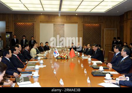 (140704) -- SEOUL, July 4, 2014 (Xinhua) -- Chinese President Xi Jinping (3rd R) meets with South Korean National Assembly Speaker Chung Ui-hwa (3rd L) in Seoul, capital of South Korea, July 4, 2014. (Xinhua/Rao Aimin) (zkr) SOUTH KOREA-CHINA-XI JINPING-CHUNG UI-HWA-MEETING PUBLICATIONxNOTxINxCHN   Seoul July 4 2014 XINHUA Chinese President Xi Jinping 3rd r Meets With South Korean National Assembly Speaker Chung Ui Hwa 3rd l in Seoul Capital of South Korea July 4 2014 XINHUA RAO Aimin CCR South Korea China Xi Jinping Chung Ui Hwa Meeting PUBLICATIONxNOTxINxCHN Stockfoto