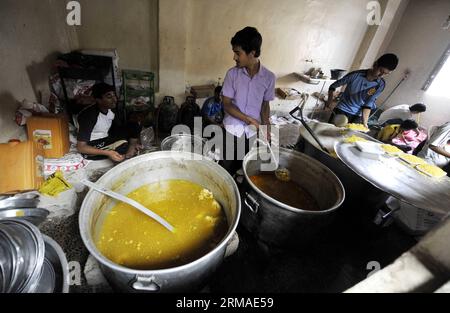 (140704) -- SANAA, 4. Juli 2014 (Xinhua) -- jemenitische Männer bereiten Mahlzeiten vor, die an die Armen in Sanaa, Jemen, am 4. Juli 2014 verteilt werden. Während des heiligen Monats Ramadan schenken Muslime den Armen, die ihre Familien nicht mit Essen versorgen können, wohltätige Hilfe, zum Beispiel kostenlose Nahrung. (Xinhua/Mohammed Mohammed) JEMEN-SANAA-RAMADAN-CHARITY PUBLICATIONxNOTxINxCHN SANAA 4. Juli 2014 XINHUA Jemeni Männer bereiten Mahlzeiten zu, die an die armen Prominenten in Sanaa verteilt werden Jemen 4. Juli 2014 während des Heiligen Monats des Ramadan Muslime geben Charity zum Beispiel kostenlose Nahrung an die armen Prominenten, die nicht liefern können Stockfoto