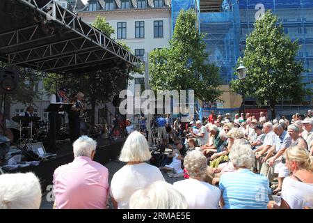 (140704) -- KOPENHAGEN, 4. Juli 2014 (Xinhua) -- das Publikum genießt den Auftritt einer Band während des 36. Kopenhagen Jazz Festivals in Kopenhagen, Dänemark, am 4. Juli 2014. Das 36. Copenhagen Jazz Festival hat hier am Freitag seinen Anfang genommen. Jazz-Bands und -Sänger auf der ganzen Welt werden mehr als 1.200 Konzerte an verschiedenen Orten in Kopenhagen während der 10-tägigen Musikveranstaltung, einer der größten Jazz-Veranstaltungen der Welt, mitbringen. (Xinhua/Wu Bo) (zjl) DÄNEMARK-KOPENHAGEN-JAZZ FESTIVAL PUBLICATIONxNOTxINxCHN Kopenhagen 4. Juli 2014 XINHUA Publikum genießt die Performance von A Tie während der 36. Co Stockfoto