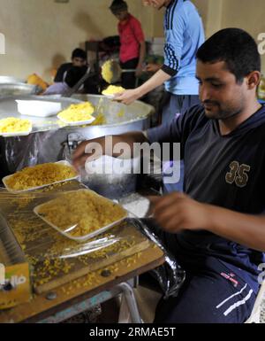 (140704) -- SANAA, 4. Juli 2014 (Xinhua) -- jemenitische Männer bereiten Mahlzeiten vor, die an die Armen in Sanaa, Jemen, am 4. Juli 2014 verteilt werden. Während des heiligen Monats Ramadan schenken Muslime den Armen, die ihre Familien nicht mit Essen versorgen können, wohltätige Hilfe, zum Beispiel kostenlose Nahrung. (Xinhua/Mohammed Mohammed) JEMEN-SANAA-RAMADAN-CHARITY PUBLICATIONxNOTxINxCHN SANAA 4. Juli 2014 XINHUA Jemeni Männer bereiten Mahlzeiten zu, die an die armen Prominenten in Sanaa verteilt werden Jemen 4. Juli 2014 während des Heiligen Monats des Ramadan Muslime geben Charity zum Beispiel kostenlose Nahrung an die armen Prominenten, die nicht liefern können Stockfoto