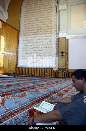 (140704) -- TRIPOLI, 4. Juli 2014(Xinhua) -- Ein libyscher Mann liest Koran in einer Moschee während des heiligen Monats Ramadan in Tripoli, Libyen, am 4. Juli 2014. (Xinhua/Hamza Turkia) LIBYEN-TRIPOLI-RAMADAN-GEBET PUBLICATIONxNOTxINxCHN Tripoli 4. Juli 2014 XINHUA ein libyscher Mann liest Koran in einer Moschee während des muslimischen Heiligen Monats Ramadan in Tripoli Libyen AM 4. Juli 2014 XINHUA Hamza TURKIA Libya Tripoli Ramadan Prayer PUNOBLATxCHN Stockfoto