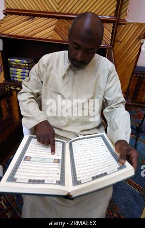 (140704) -- TRIPOLI, 4. Juli 2014(Xinhua) -- Ein libyscher Mann liest Koran in einer Moschee während des heiligen Monats Ramadan in Tripoli, Libyen, am 4. Juli 2014. (Xinhua/Hamza Turkia) LIBYEN-TRIPOLI-RAMADAN-GEBET PUBLICATIONxNOTxINxCHN Tripoli 4. Juli 2014 XINHUA ein libyscher Mann liest Koran in einer Moschee während des muslimischen Heiligen Monats Ramadan in Tripoli Libyen AM 4. Juli 2014 XINHUA Hamza TURKIA Libya Tripoli Ramadan Prayer PUNOBLATxCHN Stockfoto