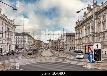 Der Schwarzenbergplatz mit dem Haus der Wiener Kaufmannschaft und dem Haus der Industrie Stockfoto