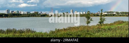 Ouderkerk aan de Amstel, Niederlande, 26.08.2023, Panoramablick auf die Skyline von Amsterdam Zuidoost vom See Ouderkerkerplas aus Stockfoto