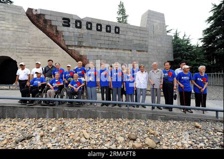 (140707) -- NANJING, 7. Juli 2014 (Xinhua) -- Anti-Japan war Veterans posieren für ein Gruppenfoto in der Nanjing Massaker Memorial Hall in Nanjing, Hauptstadt der ostchinesischen Provinz Jiangsu, 7. Juli 2014. Sechzehn Veteranen, die am Chinesischen Volkskrieg des Widerstands gegen japanische Aggressionen (1937–1945) oder dem Zweiten Japanisch-Chinesischen Krieg teilnahmen, besuchten am Montag die Gedenkhalle für das Massaker in Nanjing, um den 77. Jahrestag des Kriegsausbruchs am 7. Juli 1937 zu feiern. Das Massaker von Nanjing war eine sechs Wochen dauernde Gräueltat, die von den japanischen Invasoren in Nanjing ab dem 13. Dezember 1937 begangen wurde und die tötete Stockfoto