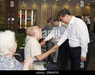 (140707) -- PEKING, 7. Juli 2014 (Xinhua) -- der chinesische Präsident Xi Jinping (1. R), der auch Generalsekretär des Zentralkomitees der Kommunistischen Partei Chinas und Vorsitzender der Zentralen Militärkommission ist, besucht Veteranen, die am chinesischen Volkskrieg des Widerstands gegen die japanische Invasion teilgenommen haben, nach der Teilnahme an einem Treffen zum 77. Jahrestag des Kriegsbeginns, in Peking, der Hauptstadt Chinas, am 7. Juli 2014. (Xinhua/Huang Jingwen) (MP) FOCUS CHINA-BEIJING-XI JINPING-ANTI-JAPANISCHE KRIEG-77th ANNIVERSARY(CN) PUBLICATIONxNOTxINxCHN Peking 7. Juli 2014 XINHUA Chinese Stockfoto