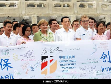 (140707) -- PEKING, 7. Juli 2014 (Xinhua) -- der chinesische Premier Li Keqiang und die deutsche Bundeskanzlerin Angela Merkel posieren für ein Gruppenfoto mit Jugendlichen, die an der Abschlusszeremonie des Programms „Jahr der Sprachen“ zwischen China und Deutschland teilnehmen. eine Initiative, die die beiden Völker dazu ermutigen sollte, sich gegenseitig in ihrer Sprache zu studieren, war der Tempel des Himmels, ein berühmter landschaftlicher Ort in Peking, der Hauptstadt Chinas, am 7. Juli 2014. (Xinhua/Li Tao) (wjq) CHINA-BEIJING-LI KEQIANG-MERKEL-ACTIVITY (CN) PUBLICATIONxNOTxINxCHN Peking 7. Juli 2014 XINHUA der chinesische Ministerpräsident verließ Keqiang und die deutsche Kanzlerin Angela Merkel POS Stockfoto