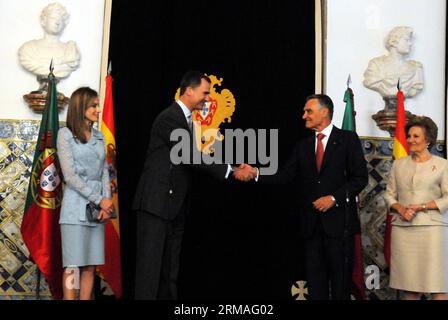 LISSABON, Juli 2014 (Xinhua) – Spaniens König Felipe VI. (2. L), seine Königin Letizia (1. L), der portugiesische Präsident Anibal Cavaco Silva (2. R) und seine Frau Maria Cavaco Silva nahmen am 7. Juli 2014 an einer Pressekonferenz im Belem Präsidentenpalast in Lissabon, Spanien, Teil. Der kürzlich gekrönte König Felipe VI. War während seines zweiten Auslandsbesuchs als neuer König von Spanien in Portugal. (Xinhua/Zhang Liyun) (zjl) PORTUGAL-LISSABON-SPANIEN-KÖNIG-BESUCH PUBLICATIONxNOTxINxCHN Lissabon Juli 2014 XINHUA Spanien S König Felipe VI 2. L seine Königin Letizia 1. L PORTUGIESISCHER Präsident Anibal Cavaco Silva 2. R und seine Frau Mary Cavaco Si Stockfoto