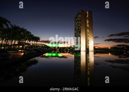 Photo taken on July 7, 2014 shows the night view of Brazil s National Congress, in Brasilia, Brazil. The Brazilian Congress is composed by Deputies Chamber and Brazil s Federal Senate. Since 1960, Brazil s Congress has its seat in Brasilia, which building as many other government buildings in the city was designed by Brazilian architect Oscar Niemeyer, under the style of modern Brazilian architecture. On the left side is located the Senate and on the right is located the Deputies Chamber. The bulding complex also includes two towers occupied by offices. Brazil is the seat to 2014 FIFA World Cu Stockfoto