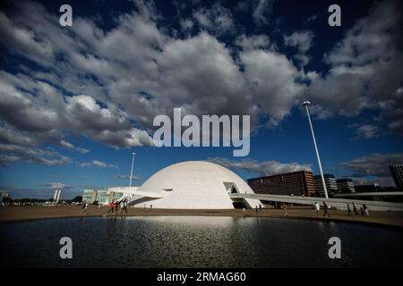 Am 7. Juli 2014 besuchen die Besucher das Honestino Guimaraes National Museum in Brasilia, Brasilien. Das Museum befindet sich am Ministerios-Platz. Das als Kuppel erbaute Museum wurde vom brasilianischen Architekten Oscar Niemeyer entworfen und am 15. Dezember 2006 eingeweiht. Brasilien ist der Sitz der FIFA Fussball-Weltmeisterschaft Brasilien 2014, die vom 12. Juni bis 13. Juli 2014 stattfindet. (Xinhua/Jhon Paz) (SP)BRASILIEN-BRASILIA-WELTCUP 2014-TOURISMUS-SERIE PUBLICATIONxNOTxINxCHN Prominente Besuchen Sie das Honestino Guimaraes National Museum in Brasilia Brasilien AM 7. Juli 2014 das Museum befindet sich AUF DEM Ministerios Square, das Museum erbaute A Stockfoto