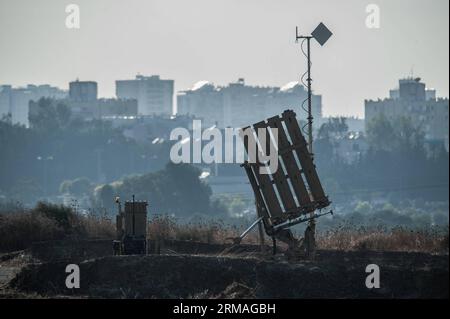 SÜDISRAEL, 8. Juli 2014 (Xinhua) -- ein Raketenabwehrsystem des Eisernen Doms wird am 8. Juli 2014 in der Nähe von Ashdod, einer südisraelischen Stadt an der Grenze zum Gazastreifen, eingesetzt. Israels Sicherheitskabinett beschloss am Dienstag, 40.000 Reservesoldaten für eine größere Militäroperation zu entwerfen, die Israel Anfang des Tages auf dem von der Hamas regierten Gazastreifen startete. (Xinhua/Li Rui) ISRAEL-GAZA-STREIFEN-SPANNUNG-MILITÄR PUBLICATIONxNOTxINxCHN Süd-Israel 8. Juli 2014 XINHUA to Iron Dome Anti Missile Shield System WIRD AM 8. Juli 2014 in der Nähe von Ashdod, einem südisraelischen Grenzring des Gazastreifens, eingesetzt Stockfoto