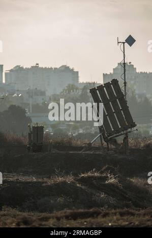 SÜDISRAEL, 8. Juli 2014 (Xinhua) -- ein Raketenabwehrsystem des Eisernen Doms wird am 8. Juli 2014 in der Nähe von Ashdod, einer südisraelischen Stadt an der Grenze zum Gazastreifen, eingesetzt. Israels Sicherheitskabinett beschloss am Dienstag, 40.000 Reservesoldaten für eine größere Militäroperation zu entwerfen, die Israel Anfang des Tages auf dem von der Hamas regierten Gazastreifen startete. (Xinhua/Li Rui) ISRAEL-GAZA-STREIFEN-SPANNUNG-MILITÄR PUBLICATIONxNOTxINxCHN Süd-Israel 8. Juli 2014 XINHUA to Iron Dome Anti Missile Shield System WIRD AM 8. Juli 2014 in der Nähe von Ashdod, einem südisraelischen Grenzring des Gazastreifens, eingesetzt Stockfoto