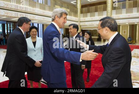 (140709)--Peking, 9. Juli 2014 (Xinhua)--chinesische Vize Premier Liu Yandong (2. L), Vize-Premier Wang Yang (4 L) und Staat Hofrat Yang Jiechi (1. R) grüßen US-Außenminister John Kerry (3. L) und Finanzminister Jacob Lew (1. L) in Peking, Hauptstadt von China, 9. Juli 2014. Die sechste Runde von China und den USA strategische und Wirtschaftsdialog (S & ED) und der fünften Runde der Hochrangigen Konsultation an People to People Exchange (CPE) startete am Mittwoch in Peking. Die S & ED wird gemeinsam geleitet von Wang Yang und Yang Jiechi sowie Kerry und Lew. Der CPE wird von Liu und Kerry gehostet werden. Stockfoto