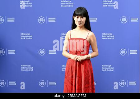 Edinburgh, Schottland, Großbritannien. August 2023 27. Edinburgh International Book Festival zum 40. Geburtstag: Die amerikanische Autorin Rebecca F. Kuang beim offiziellen Fototermin. Quelle: Craig Brown/Alamy Live News Stockfoto