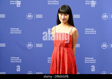 Edinburgh, Schottland, Großbritannien. August 2023 27. Edinburgh International Book Festival zum 40. Geburtstag: Die amerikanische Autorin Rebecca F. Kuang beim offiziellen Fototermin. Quelle: Craig Brown/Alamy Live News Stockfoto