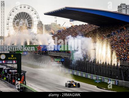 ZANDVOORT - Max Verstappen (Red Bull Racing) überquert die Ziellinie beim F1 Grand Prix der Niederlande auf dem Circuit Zandvoort am 27. August 2023 in Zandvoort, Niederlande. ANP SEM VAN DER WAL Stockfoto