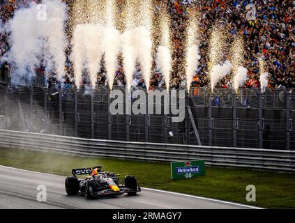 ZANDVOORT - Max Verstappen (Red Bull Racing) überquert die Ziellinie beim F1 Grand Prix der Niederlande auf dem Circuit Zandvoort am 27. August 2023 in Zandvoort, Niederlande. ANP SEM VAN DER WAL Stockfoto