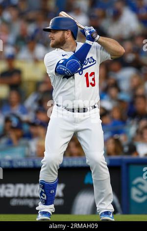 Los Angeles Dodgers dritter Basemen Max Muncy (13) im Kreis an Deck während eines regulären Saisonspiels zwischen den Milwaukee Brewers und Los Angeles Dodgers, Dienstag, 16. August 2023 in Los Angeles, KALIFORNIEN (Brandon Sloter/Image of Sport) Stockfoto