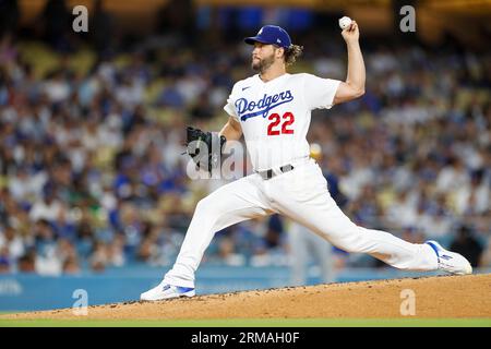 Los Angeles Dodgers Starting Pitcher Clayton Kershaw (22) wirft während eines regulären Saisonspiels zwischen den Milwaukee Brewers und den Los Angeles Dodgers, Dienstag, 16. August 2023 in Los Angeles, CA. (Brandon Sloter/Image of Sport) Stockfoto