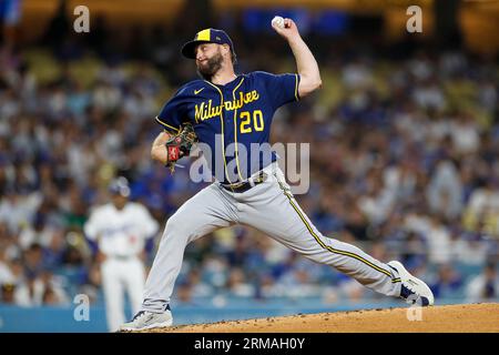 Milwaukee Brewers Starting Pitcher Wade Miley (20) wirft während eines regulären Saisonspiels zwischen den Milwaukee Brewers und den Los Angeles Dodgers am Dienstag, 16. August 2023 in Los Angeles, CA. (Brandon Sloter/Image of Sport) Stockfoto