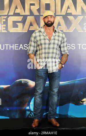 (140710) -- SINGAPUR, 10. Juli 2014 (Xinhua) -- Schauspieler Dave Batista zeigt während einer Pressekonferenz des amerikanischen Films Guardians of the Galaxy, die am 10. Juli 2014 auf der Marina Bay Sands Expo in Singapur im Rahmen der Casting Memers South East Asia Media Tour stattfand. (Xinhua/Dann Chih Wey) SINGAPUR-FILM-GUARDIANS OF THE GALAXY-PRESS CONFERENCE PUBLICATIONxNOTxINxCHN Singapur 10. Juli 2014 XINHUA-Schauspieler Dave Batista Gesten während einer Pressekonferenz der American Movie Guardians of the Galaxy Hero in Singapur S Marina Bay Sands EXPO AM 10. Juli 2014 als Teil der Cast Memers South East Asia M Stockfoto