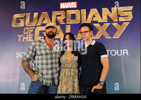 (140710) -- SINGAPUR, 10. Juli 2014 (Xinhua) -- Regisseur James Gunn (R), Schauspieler Dave Batista (L) und Schauspielerin Zoe Saldana nahmen an einer Pressekonferenz des amerikanischen Films Guardians of the Galaxy Teil, die am 10. Juli 2014 auf der Marina Bay Sands Expo in Singapur im Rahmen ihrer Medienreise durch Südostasien stattfand. (Xinhua/Then Chih Wey) SINGAPUR-FILM-GUARDIANS of the GALAXY-PRESS CONFERENCE PUBLICATIONxNOTxINxCHN Singapur 10. Juli 2014 XINHUA-Regisseur James Gunn r Schauspieler Dave Batista l und Schauspielerin Zoe Saldana nehmen an einer Pressekonferenz der American Movie Guardians of the Galaxy Hero in SINGAPUR S Marina B Teil Stockfoto