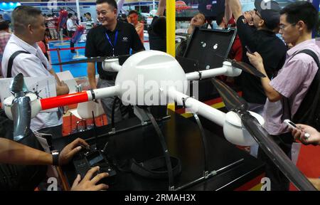 (140710) -- PEKING, 10. Juli 2014 (Xinhua) -- Besucher sehen ein unbemanntes Luftfahrzeug (UAV), das auf einer UAV-Show in Peking, der Hauptstadt Chinas, am 10. Juli 2014 gezeigt wird. (Xinhua/Li Mingfang) (ry) CHINA-BEIJING-UNMANNED AERIAL VEHICLE-SHOW (CN) PUBLICATIONxNOTxINxCHN Peking 10. Juli 2014 XINHUA Visitors View to Unmanned Aerial Vehicle UAV ausgestellt AUF einer UAV-Show in Peking Hauptstadt Chinas 10. Juli 2014 XINHUA Left Mingfang Ry China Vehicle Beijing Unmanned Aerial Show ICxATICxATIONICxBLN Stockfoto