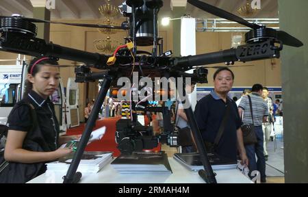 (140710) -- PEKING, 10. Juli 2014 (Xinhua) -- Besucher sehen ein unbemanntes Luftfahrzeug (UAV), das auf einer UAV-Show in Peking, der Hauptstadt Chinas, am 10. Juli 2014 gezeigt wird. (Xinhua/Li Mingfang) (ry) CHINA-BEIJING-UNMANNED AERIAL VEHICLE-SHOW (CN) PUBLICATIONxNOTxINxCHN Peking 10. Juli 2014 XINHUA Visitors View to Unmanned Aerial Vehicle UAV ausgestellt AUF einer UAV-Show in Peking Hauptstadt Chinas 10. Juli 2014 XINHUA Left Mingfang Ry China Vehicle Beijing Unmanned Aerial Show ICxATICxATIONICxBLN Stockfoto