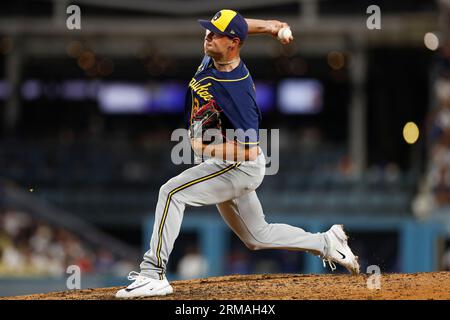 Der Milwaukee Brewers Relief Pitcher Trevor Megill (29) wirft während eines regulären Saisonspiels zwischen den Milwaukee Brewers und den Los Angeles Dodgers am Dienstag, den 16. August 2023 in Los Angeles, CA. (Brandon Sloter/Image of Sport) Stockfoto