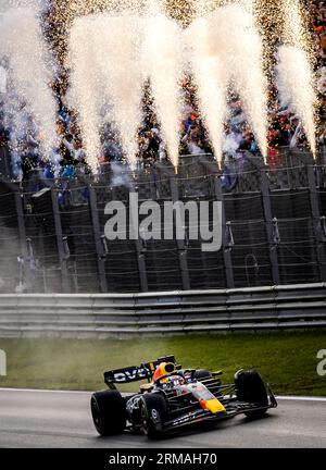 ZANDVOORT - Max Verstappen (Red Bull Racing) überquert die Ziellinie beim F1 Grand Prix der Niederlande auf dem Circuit Zandvoort am 27. August 2023 in Zandvoort, Niederlande. ANP SEM VAN DER WAL Stockfoto