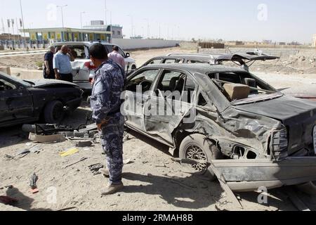 (140710) -- KIRKUK, 10. Juli 2014 (Xinhua) -- Menschen inspizieren den Ort eines Autobombenangriffs auf Autos, die an einer Tankstelle in der Stadt Kirkuk im Nordirak, 10. Juli 2014, aufgestellt wurden. Der Autobombenangriff auf die Tankstelle verletzte hier am Donnerstagmorgen sieben Menschen. (Xinhua/Dena Assad) IRAK-KIRKUK-CAR BOMBENANSCHLAG PUBLICATIONxNOTxINxCHN Kirkuk 10. Juli 2014 XINHUA Prominente inspizieren die Stelle eines Autobombenangriffs AUF Autos, die AN einer Tankstelle in der Stadt Kirkuk im Nordirak aufgestellt wurden 10. Juli 2014 der Autobombenanschlag AN der Tankstelle verletzte sieben Prominente hier AM Donnerstagmorgen XINHUA Dena A Stockfoto