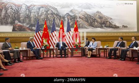 (140710) -- PEKING, 10. Juli 2014 (Xinhua) -- der chinesische Präsident Xi Jinping (3. L) trifft sich mit US-Außenminister John Kerry (2. L) und Finanzminister Jacob Lew (1. L) in Peking, der Hauptstadt Chinas, am 10. Juli 2014. John Kerry und Jacob Lew kamen hierher, um an der sechsten Runde der China-USA teilzunehmen Strategischer und wirtschaftlicher Dialog und die Fünfte Runde China-USA Konsultation auf hoher Ebene zum Austausch von Personen. (Xinhua/Huang Jingwen) (MP) CHINA-PEKING-XI JINPING-US-JOHN KERRY-JACOB LEW-MEETING (CN) PUBLICATIONxNOTxINxCHN Peking 10. Juli 2014 XINHUA chinesischer Präsident Xi Jinping 3rd l Mee Stockfoto