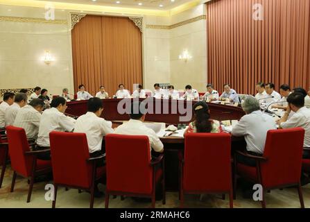 (140710) -- PEKING, 10. Juli 2014 (Xinhua) -- Yu Zhengsheng, Vorsitzender des Nationalen Komitees der Politischen Konsultativkonferenz des chinesischen Volkes (CPPCC), leitet am 10. Juli 2014 ein halbwöchentliches Symposium des CPPCC in Peking, der Hauptstadt Chinas. Das Symposium beschäftigte sich mit dem Schutz der Wasserqualität in der Mitte des Süd-Nord-Wasserumleitungsprojekts. (Xinhua/Liu Weibing) (MP) CHINA-BEIJING-YU ZHENGSHENG-ZWEIWÖCHENTLICHES SYMPOSIUM DES CPPCC (CN) PUBLICATIONxNOTxINxCHN Peking 10. Juli 2014 XINHUA Yu Zheng Sheng Vorsitzender des Nationalen Komitees der chinesischen Prominenten S Political Consu Stockfoto