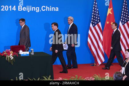 (140710) -- PEKING, 10. Juli 2014 (Xinhua) -- der chinesische Vize-Premier Wang Yang (2. L), Staatsrat Yang Jiechi (4. L), US-Außenminister John Kerry (3. L) und Finanzminister Jacob Lew (1. L) nehmen an der gemeinsamen Pressekonferenz der Sechsten Runde China-USA Teil Strategischer und wirtschaftlicher Dialog (S&ED) in Peking, Hauptstadt Chinas, 10. Juli 2014. Das S&ED hat am Donnerstag geschlossen. (Xinhua/Pang Xinglei) (MP) CHINA-PEKING-US-STRATEGISCHE UND WIRTSCHAFTLICHE DIALOUGE-PRESS-KONFERENZ (CN) PUBLICATIONxNOTxINxCHN Peking 10. Juli 2014 XINHUA chinesischer Vize-Premier Wang Yang 2. L Staatsräte Yang Stockfoto