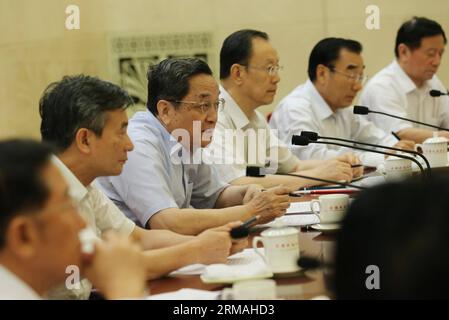 (140710) -- PEKING, 10. Juli 2014 (Xinhua) -- Yu Zhengsheng (3. L), Vorsitzender des Nationalen Komitees der Politischen Konsultativkonferenz des chinesischen Volkes (CPPCC), leitet am 10. Juli 2014 ein zweiwöchentliches Symposium des CPPCC in Peking, der Hauptstadt Chinas. Das Symposium beschäftigte sich mit dem Schutz der Wasserqualität in der Mitte des Süd-Nord-Wasserumleitungsprojekts. (Xinhua/Liu Weibing) (MP) CHINA-BEIJING-YU ZHENGSHENG-ZWEIWÖCHENTLICHES SYMPOSIUM DES CPPCC (CN) PUBLICATIONxNOTxINxCHN Peking 10. Juli 2014 XINHUA Yu Zheng Sheng 3. L Vorsitzender des Nationalen Komitees der chinesischen Prominenten S P Stockfoto