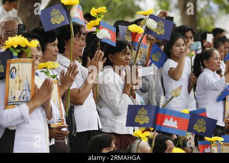 (140711) -- PHNOM PENH, 11. Juli 2014 (Xinhua) -- Menschen nehmen an der Parade Teil, um die Überreste des verstorbenen kambodschanischen Königs Sihanouk in Phnom Penh, Kambodscha, 11. Juli 2014, zu verbergen. Tausende von Menschen nahmen am Freitagmorgen an einer religiösen Prozession Teil, um die Überreste von Kambodschas am meisten verehrtem König Norodom Sihanouk zu verewigen, der 2012 in Peking an einer Krankheit starb. (Xinhua/Phearum) KAMBODSCHA-PHNOM PENH-SIHANOUK-PARADE PUBLICATIONxNOTxINxCHN Phnom PENH 11. Juli 2014 XINHUA-Prominente nehmen an der Parade zum verstorbenen kambodschanischen König Sihanouk S-Überreste in Phnom Penh KAMBODSCHA Teil 11. Juli 2014 Tausende von Prominenten Stockfoto